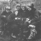 Лётчики и штурманы 1 эскадрильи: Л. Свистунова, Т.  Макарова, О. Клюева, М. Чечнева, Е. Жигуленко, 1942 г.