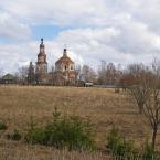 Вид на церковь Живоначальной Троицы и деревню Кузнецово. Апрель 2012 г. Фото: Анатолий Максимов.
