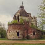 Вид на Дмитриевскую церковь со стороны полукруглой апсиды. Май 2014 г. Фото: А. Максимов.
