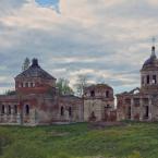 Церковь Воскресения Христова (справа) и Скорбященский храм (слева). Май 2014 г. Фото: Анатолий Максимов.