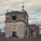 Вид на Воскресенскую церковь в деревне Кунганово со стороны разрушенный колокольни. Май 2014 г. Фото: Анатолий Максимов.