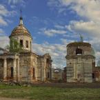 Церковь Воскресения (слева) и Скорбященский храм (справа) в деревне Кунганово. Май 2014 г. Фото: Анатолий Максимов.