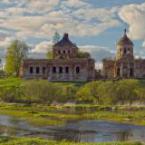 Вид на Воскресенскую (справа) и Скорбященскую (слева) церкви с другого берега Тьмы. Май 2014 г. Фото: А. Максимов.