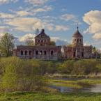 Воскресенская и Скорбященская церкви, вид с другого берега реки Тьмы. Май 2014 г. Фото: Анатолий Максимов.
