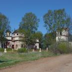 Церкви Петра и Павла (слева) и Александра Невского (справа) в деревне Переслегино. Май 2014 г. Фото: А. Максимов.